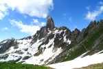 Le chemin que nous aurions du prendre...et les névés ! Le passage est entre les 2 aiguilles rocheuses au pied de la Pierra